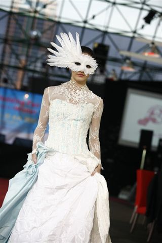 แฟชั่นชุดวิวาห์ Carnival of Love จุดประกายไอเดียแปลกใหม่งานวิวาห์ของหนุ่มสาววันนี้ - แฟชั่น - ชุดวิวาห์