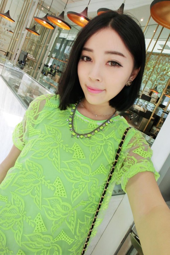 จี๊ดโดนใจวัยทีน กับแฟชั่นเสื้อผ้าสีสะท้อนแสง ไม่มีไม่ได้แล้ว! - แฟชั่นคุณผู้หญิง - แฟชั่นวัยรุ่น - กระเป๋า - รองเท้า - แฟชั่นสีนีออน - กระเป๋าสีนีออน - รองเท้าสีนีออน