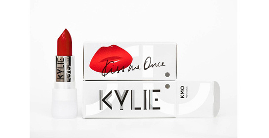 Kylie Minogue cộng tác Uslu Airlines ra mắt dòng son mới mang tên ‘Kiss Me Once’ - Mỹ phẩm - Make-up - Sản phẩm hot - Kylie Minogue - Sao - Phong Cách Sao