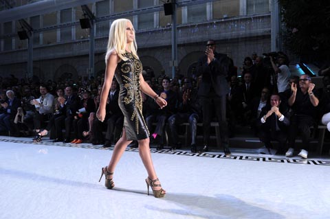 Donatella Versace ร่วมมือกัย H&M สำหรับฤดูใบไม้ร่วง 2011 - แฟชั่นโชว์ - ดีไซเนอร์ - อินเทรนด์ - แฟชั่น