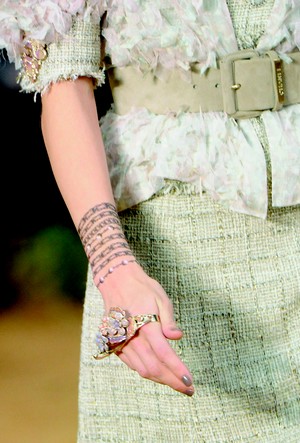 รอยสักสวยเริดแบบไม่ต้องเจ็บตัวกับChanel - สัก - Chanel - Body Paint