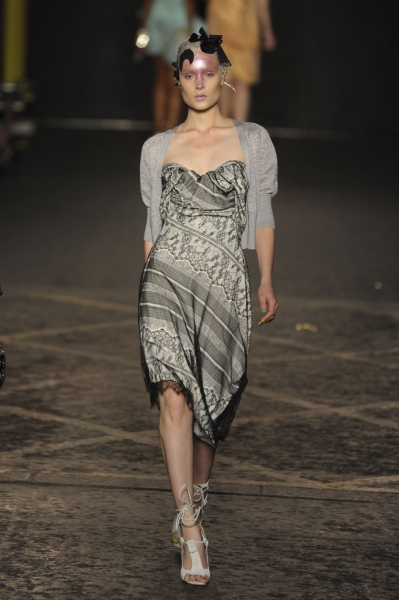 Vivienne Westwood โชว์ความน้อยใน London Fashion Week 2012 - Vivienne Westwood - London Fashion Week - แฟชั่นคุณผู้หญิง - แฟชั่นโชว์