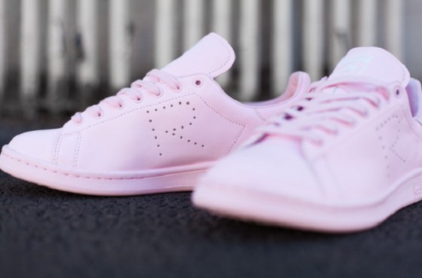 5 รุ่นรองเท้าผ้าใบสีชมพูสุดจี้ดครองใจของสาวๆ ทั่วโลก - รองเท้า - เทรนด์ใหม่ - อินเทรนด์ - ไอเดีย - เทรนด์แฟชั่น - ผู้หญิง