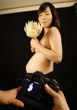 Japanese women celebrate pregnancy with maternity nudes - art - Japan - Photography - nude