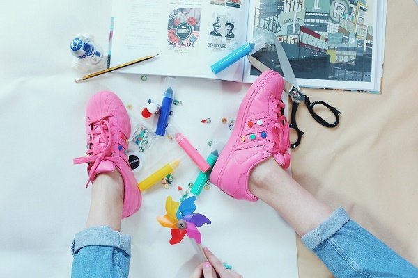 5 รุ่นรองเท้าผ้าใบสีชมพูสุดจี้ดครองใจของสาวๆ ทั่วโลก