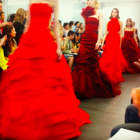 Vera Wang กับชุดแต่งงานสีแดงสดประจำฤดูกาลนี้ - แฟชั่น - แฟชั่นคุณผู้หญิง - เทรนด์ใหม่ - แฟชั่นโชว์ - อินเทรนด์ - เดรส