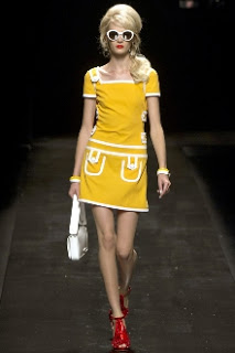Thanh lịch cùng BST mang phong cách retro từ Moschino - Thời trang nữ - Bộ sưu tập - Nhà thiết kế - Thời trang - Xuân 2013 - Moschino - Retro