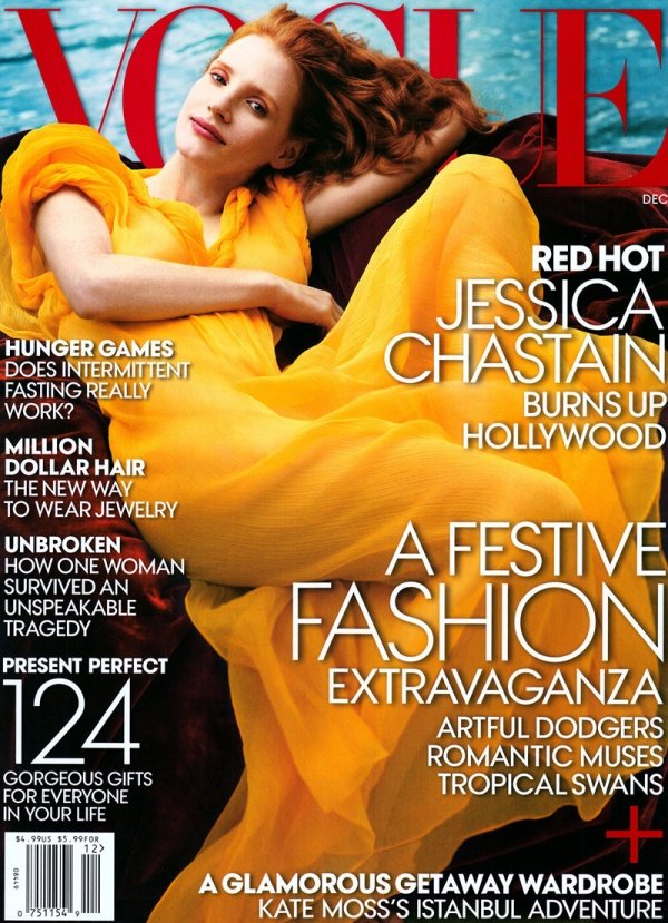 Jessica Chastain diện đầm vàng rực rỡ trên Vogue Mỹ tháng 12