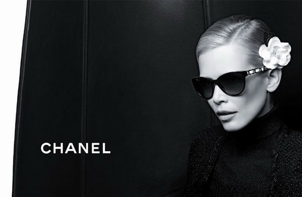 คลาวเดีย ชิพเฟอร์ ในโฆษณาแว่นตาคอลเล็กชั่นล่าสุดของ Chanel