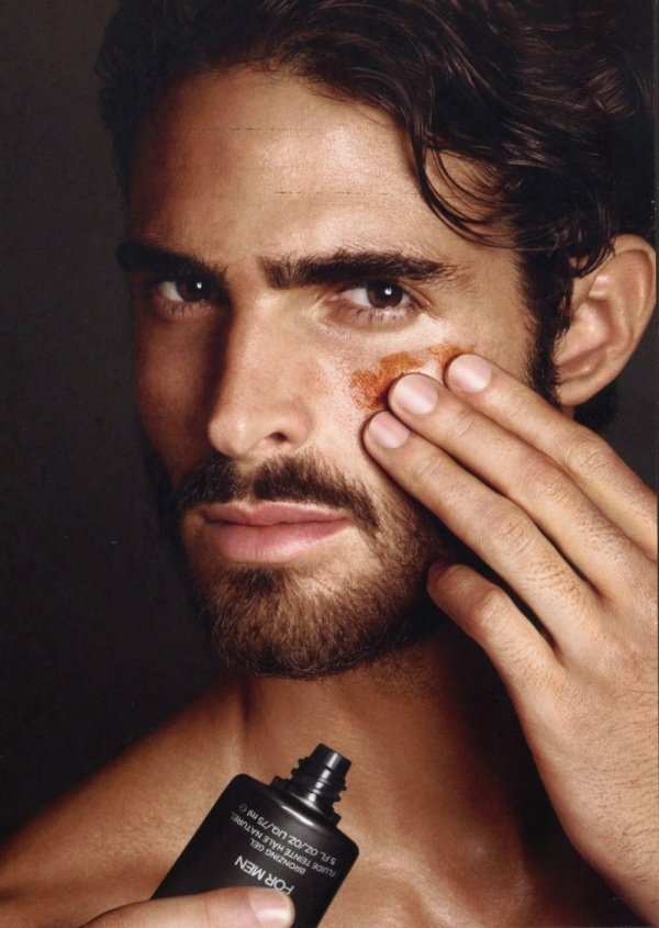 Juan Betancourt  & Những hình ảnh đầu tiên của chiến dịch quảng cáo BST làm đẹp dành cho nam giới của Tom Ford