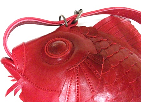 ไอเดียเจ๋ง! นักออกแบบชาวญี่ปุ่นผลิตกระเป๋ารูปปลาทองยักษ์ - ผู้หญิง - อินเทรนด์ - แฟชั่นคุณผู้หญิง - กระเป๋า