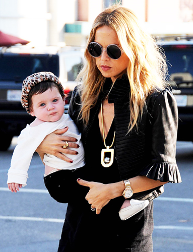 How does celebrity wear for her child? - Kids Wear