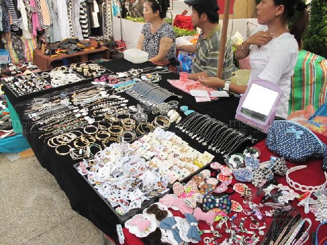 "พักผ่อนหย่อนพุง" - เมื่อสยามเจอคู่แข่ง ตลาดนัด"มธ.รังสิต" - มธ.รังสิต - ตลาดนัด
