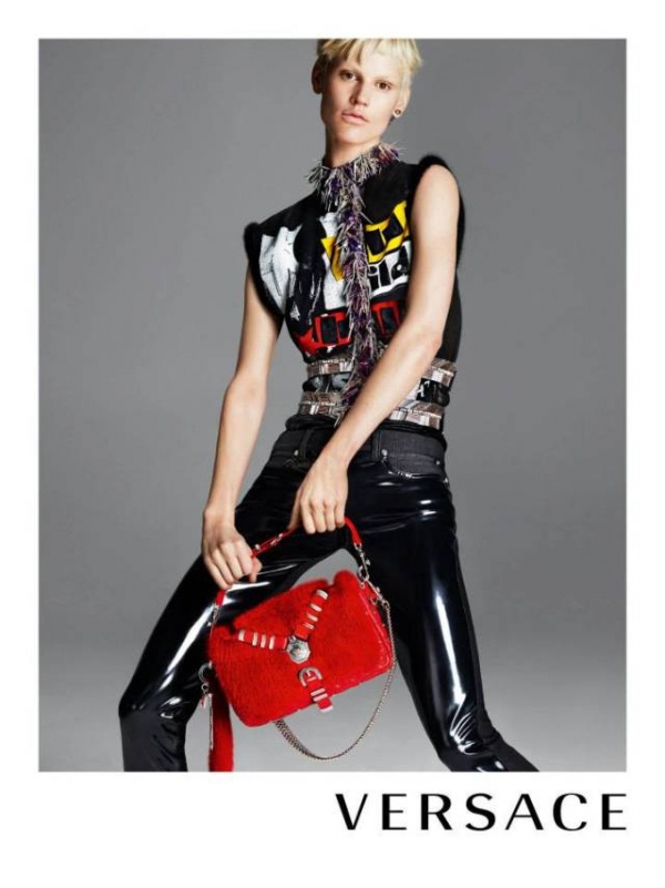 Kate Moss và Saskia de Brauw làm mẫu quảng cáo BST Thu 2013 của Versace - Kate Moss - Saskia de Brauw - Versace - Nhà thiết kế - Bộ sưu tập - Người mẫu - Hình ảnh - Tin Thời Trang