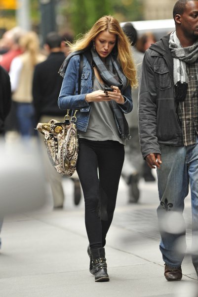 Xuống phố ngày nắng với áo khoác denim cực chất - Blake Lively - Phong Cách Sao - Tin Thời Trang - Thời trang - Xuống phố - Mila Kunis - Miranda Kerr - Kim Kardashian - Jessica Alba - Áo khoác