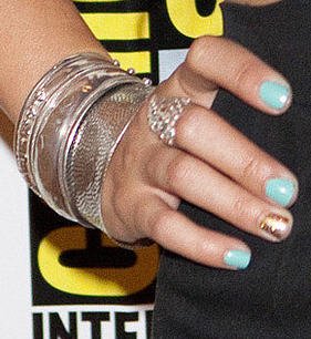 Celeb nail trend: gilded ring fingers