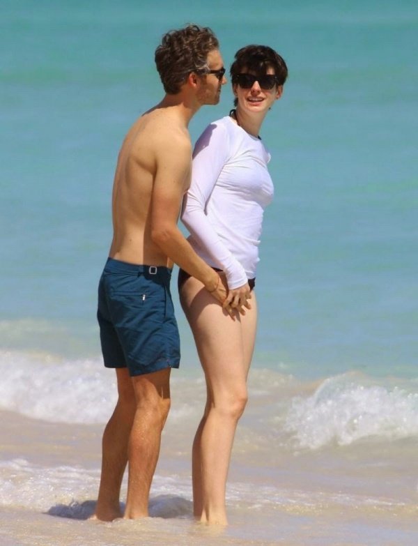 Anne Hathaway khoe chân dài cùng quần siêu ngắn màu hồng của Chanel tại biển Miami