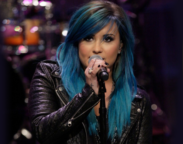 Demi Lovato cá tính với màu tóc xanh mới - Demi Lovato - Tóc - Sao - Phong Cách Sao