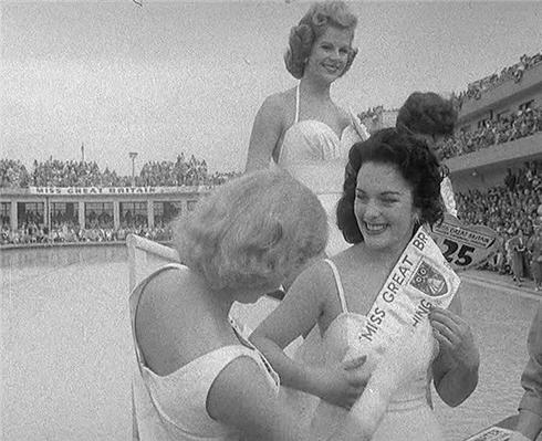 MISS GREAT BRITAIN and Weston Super Mare's GRAND PIER - Miss Great Briatin