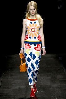 Thanh lịch cùng BST mang phong cách retro từ Moschino - Thời trang nữ - Bộ sưu tập - Nhà thiết kế - Thời trang - Xuân 2013 - Moschino - Retro