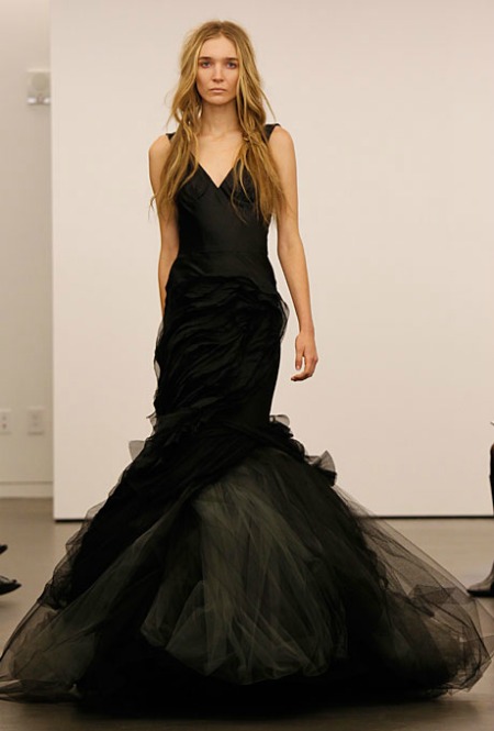 Vera Wang กับชุดแต่งงานสีแดงสดประจำฤดูกาลนี้ - แฟชั่น - แฟชั่นคุณผู้หญิง - เทรนด์ใหม่ - แฟชั่นโชว์ - อินเทรนด์ - เดรส