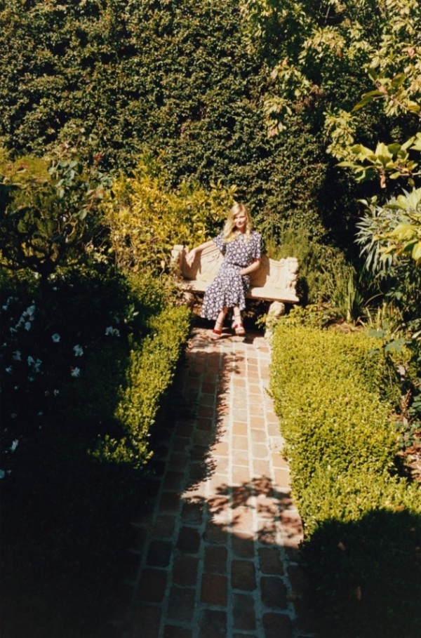 Kirsten Dunst khoe da trắng nõn nà bên hồ bơi trên tạp chí W tháng 5/2014 - Kirsten Dunst - W - Louis Vuitton - Chloe - Michael Kors - Sao - Phong Cách Sao - Tin Thời Trang