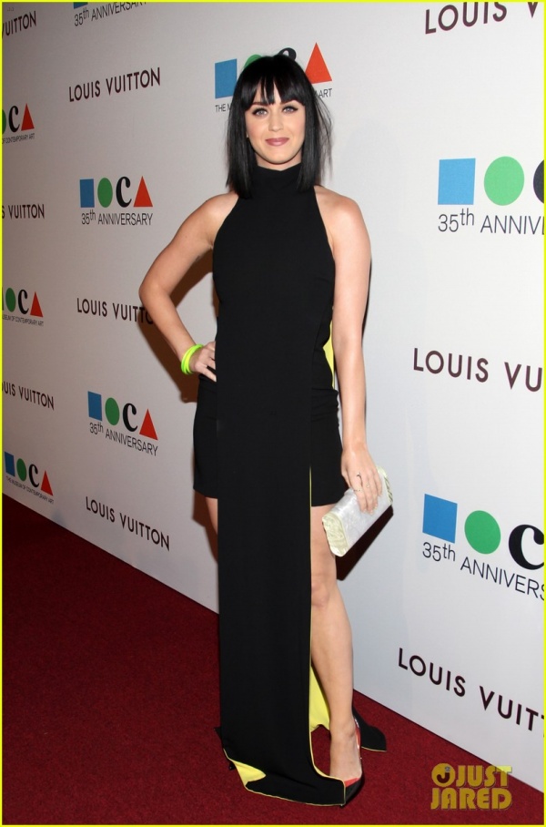 Katy Perry khoe chân cùng đầm Versace tại MOCA Anniversary Gala lần thứ 35 - Sao - Phong Cách Sao - Hình ảnh - Thư viện ảnh - Katy Perry - Versace - Christian Louboutin - Eddie Parker