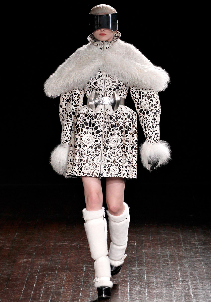 แฟชั่นโชว์จาก Alexander McQueen - นางแบบ - อินเทรนด์ - แฟชั่น - เทรนด์ใหม่ - แฟชั่นโชว์ - ดีไซเนอร์