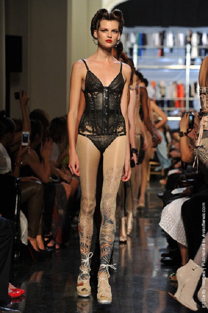 Jean Paul Gaultier Runway: Paris Fashion Week Spring Summer 2012 - Jean Paul Gaultier - แฟชั่น - แฟชั่นโชว์