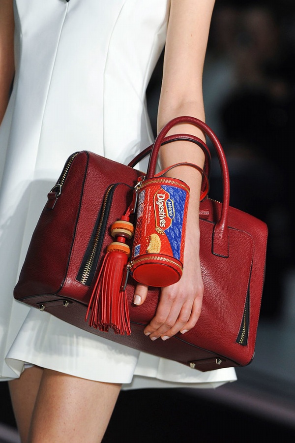 Những chiếc túi độc tạo nên cơn sốt tại London Fashion Week - Thời trang nữ - Thời trang - Tin Thời Trang - Tư vấn - Xu hướng - Nhà thiết kế - Hình ảnh - Túi xách - Thu 2014 - Tuần lễ Thời trang - London