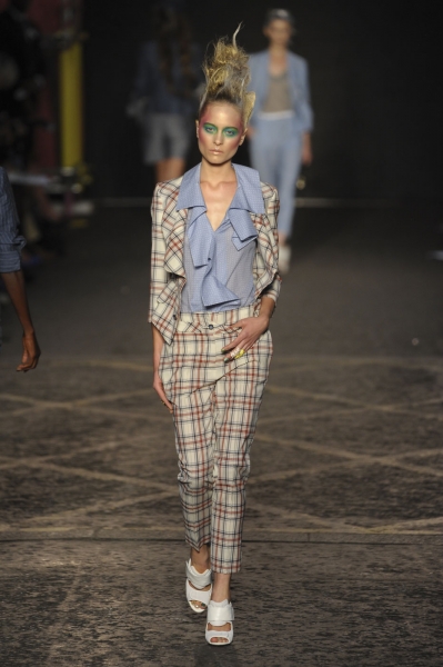 Vivienne Westwood โชว์ความน้อยใน London Fashion Week 2012 - Vivienne Westwood - London Fashion Week - แฟชั่นคุณผู้หญิง - แฟชั่นโชว์
