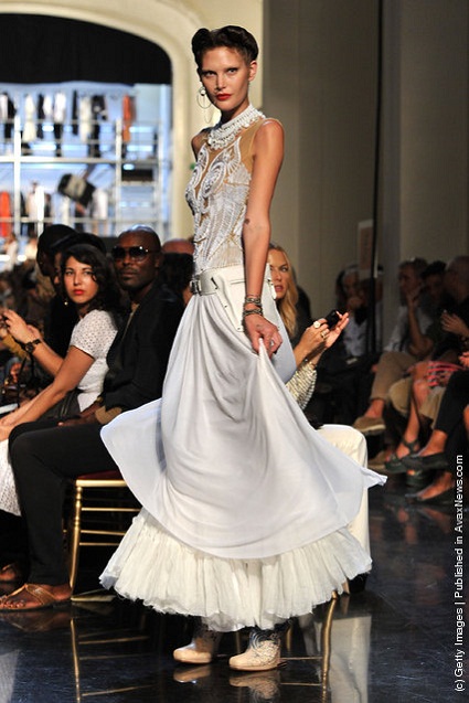 Jean Paul Gaultier Runway: Paris Fashion Week Spring Summer 2012 - Jean Paul Gaultier - แฟชั่น - แฟชั่นโชว์