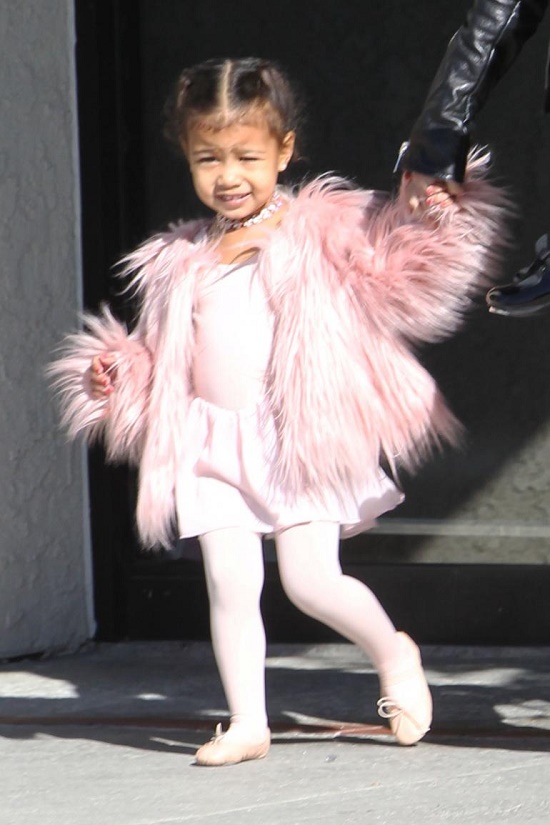 ตามรอยคุณแม่!! ตามมาดูแฟชั่นน่ารักๆของ ‘North West’ ลูกสาวของ Kim Kardashian กัน!! - แฟชั่น - อินเทรนด์ - ไอเดีย - นางแบบ - Celeb Style - แฟชั่นเสื้อผ้า - การแต่งตัว - แฟชั่นดารา - เทรนด์ใหม่ - แฟชั่นเด็ก - แฟชั่นคุณหนูๆ