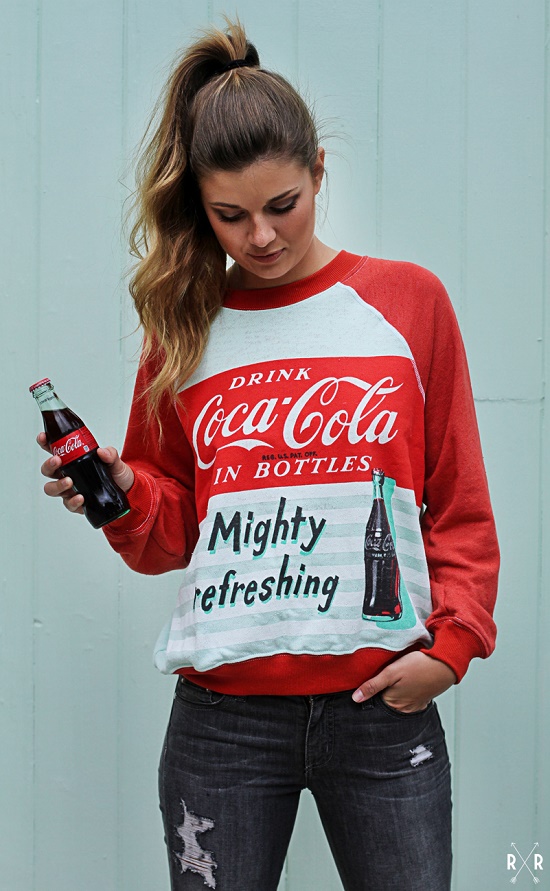 ไม่ได้มีดีแค่น้ำอัดลม!! เทรนด์เสื้อยืด ‘Coca-Cola’ สวยซ่าสมชื่อ!! - แฟชั่น - แฟชั่นวัยรุ่น - อินเทรนด์ - เทรนด์ใหม่ - เทรนด์แฟชั่น - ไอเดีย - แฟชั่นเสื้อผ้า - ผู้หญิง - การแต่งตัว
