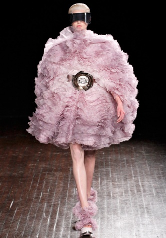 แฟชั่นโชว์จาก Alexander McQueen - นางแบบ - อินเทรนด์ - แฟชั่น - เทรนด์ใหม่ - แฟชั่นโชว์ - ดีไซเนอร์