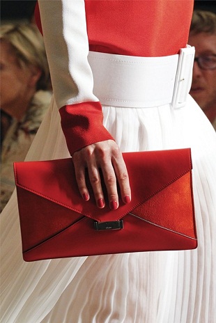 Clutch on me โฉบเฉี่ยวไม่ตกเทนด์ด้วยกระเป๋าถือสุดเก๋