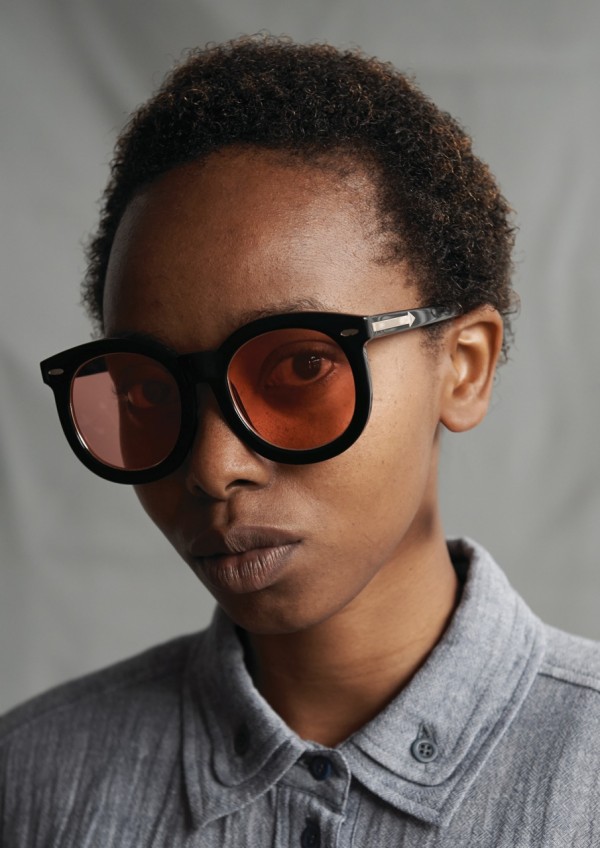 Nghệ sỹ người Kenya hóa thành người mẫu quảng cáo BST mắt kính xuân hè 2014 của Karen Walker