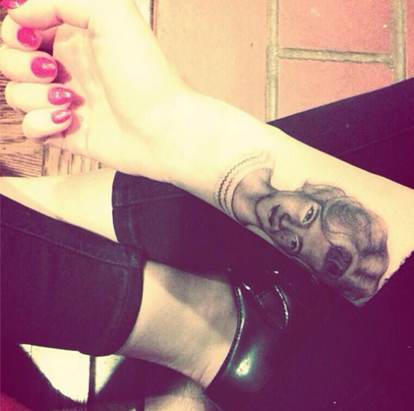 Miley Cyrus khoe hình xăm phát họa chân dung bà - Miley Cyrus - Phong Cách Sao - Hình xăm - Tattoos