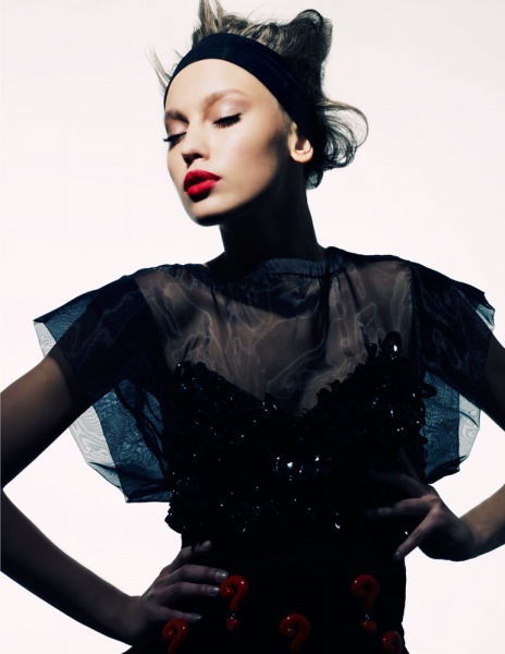 Liza Yermalovich khoe thân hình nóng bỏng trên Fashion Gone Rogue - Liza Yermalovich - Người mẫu - Tạp chí thời trang