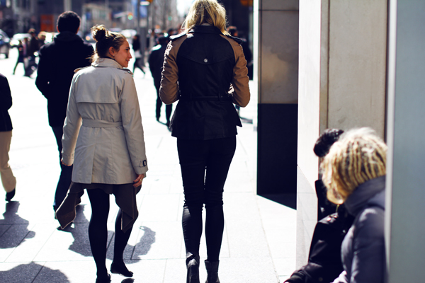 Diện áo khoác dài chuẩn như dân Toronto - Thời trang nữ - Áo khoác - Xuống phố