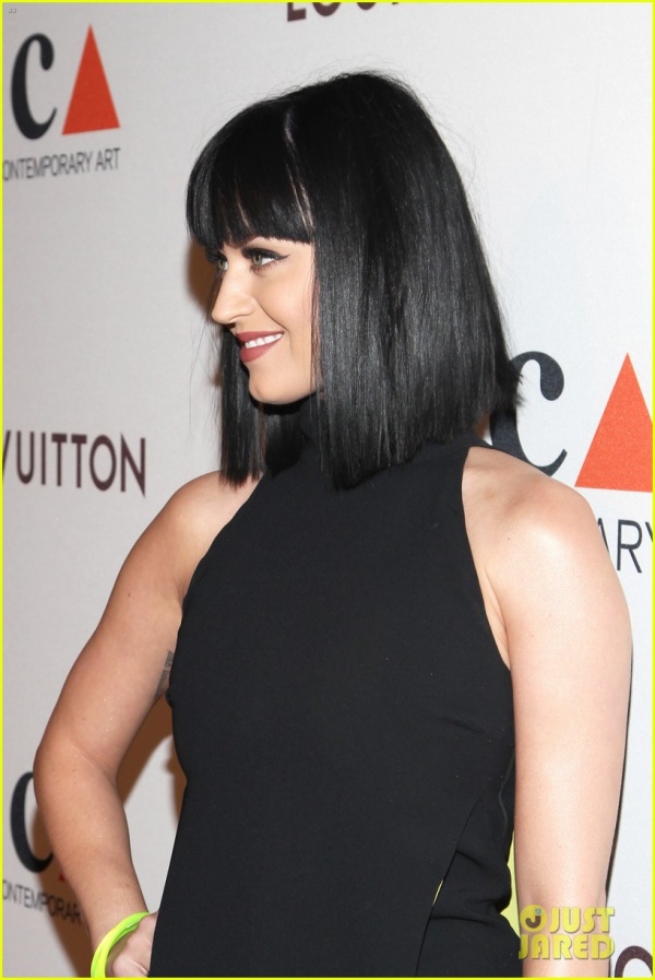 Katy Perry khoe chân cùng đầm Versace tại MOCA Anniversary Gala lần thứ 35 - Sao - Phong Cách Sao - Hình ảnh - Thư viện ảnh - Katy Perry - Versace - Christian Louboutin - Eddie Parker