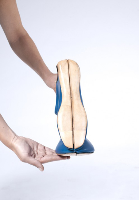 รองเท้าแนวใหม่ จับประกอบเป็นกระเป๋าถือได้ด้วย เริ่ดเนอะ ! - รองเท้าแนวใหม่ - รองเท้าเป็นกระเป๋า - ไอเดียเก๋แปลก - เทรนด์แปลก - ผลงานดีไซเนอร์