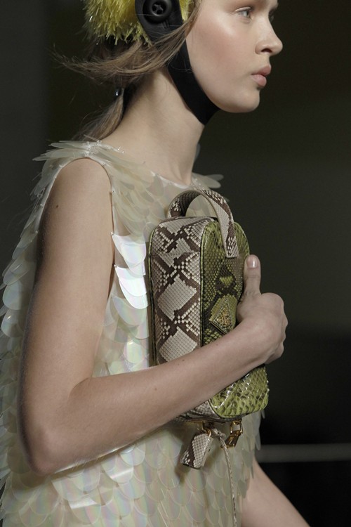 Clutch on me โฉบเฉี่ยวไม่ตกเทนด์ด้วยกระเป๋าถือสุดเก๋ - แฟชั่นคุณผู้หญิง - รองเท้า - Accessorize - CK Calvin Klein - Gucci - Jimmy Choo - Prada