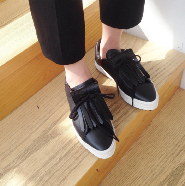 แฟชั่นสุดแนว  ตกแต่งรองเท้าด้วยพู่สไตล์ " Fringetassel " - Fringetassel - รองเท้ามีพู่ - แฟชั่นผู้หญิง - แฟชั่นรองเท้า - รองเท้า - เทรนด์ใหม่