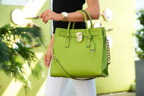 Sành điệu cùng chiếc túi Hamilton của Michael Kors - Michael Kors - Phụ kiện - Túi xách - Thời trang nữ