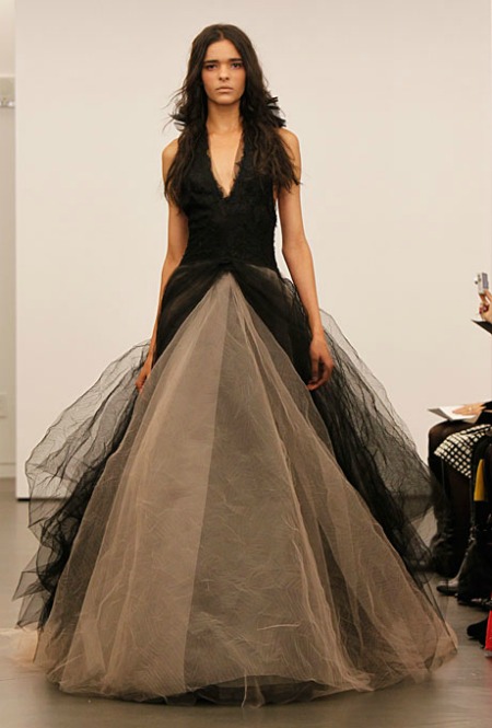Vera Wang กับชุดแต่งงานสีแดงสดประจำฤดูกาลนี้ - แฟชั่น - แฟชั่นคุณผู้หญิง - เทรนด์ใหม่ - แฟชั่นโชว์ - อินเทรนด์ - เดรส