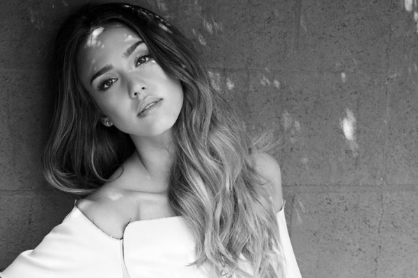 Jessica Alba duyên dáng chụp ảnh thời trang cho tạp chí Sunday Times. - Jessica Alba - Phong cách sao - Tin thời trang