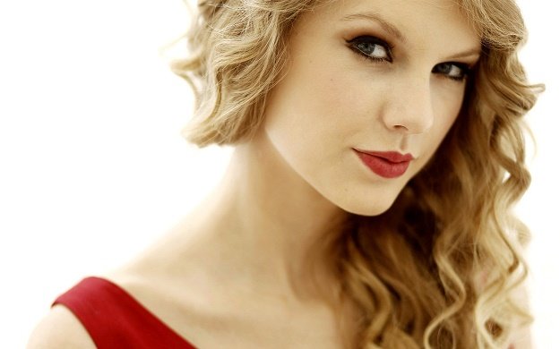รวมแฟชั่นชุดเดรสสีแดงจาก "  Taylor Swift "