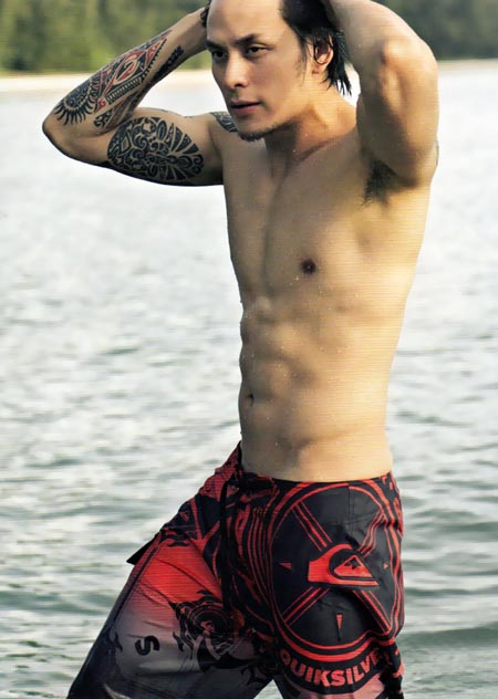หนุ่มแทคในมาดสปอร์ตแมน จากนิตยสาร men's health - นิตยสาร - หุ่นเฟิร์ม - กีฬาทางน้ำ - ซิกแพคแน่น - แทค ภรัณยู - men's health - แฟชั่น