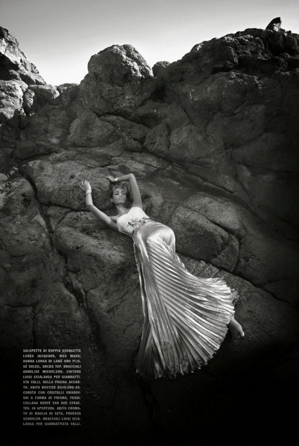 Joan Smalls – Mỹ nhân ngư quyến rũ trên tạp chí Vogue Ý tháng 5/2014 - Người mẫu - Tin Thời Trang - Thời trang - Hình ảnh - Thời trang nữ - Joan Smalls - Vogue Ý